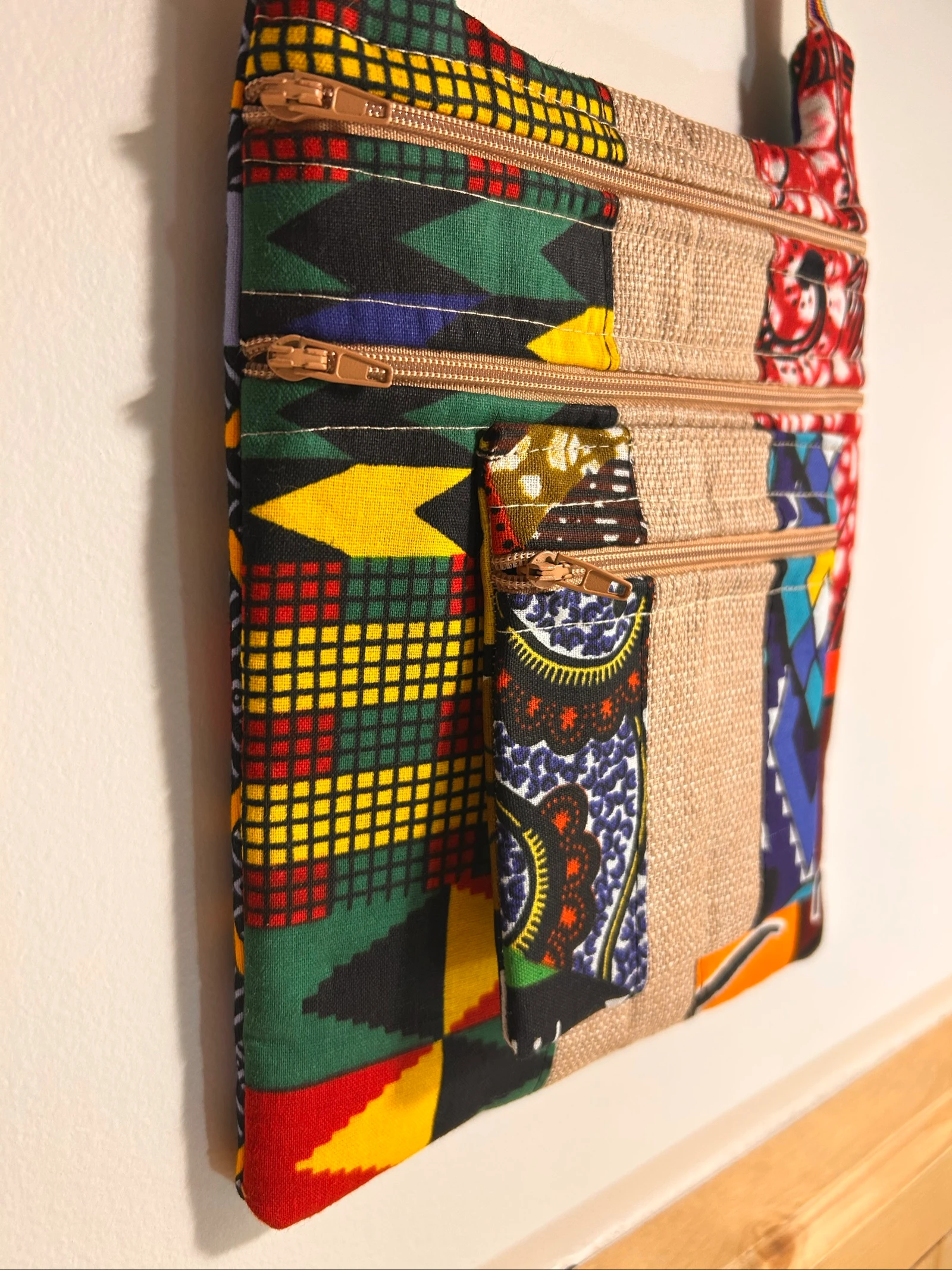 Patchwork wax and jute crossbody bag – Multicolored handmade bag – 3 zippered pockets – One-of-a-kind – photo 3